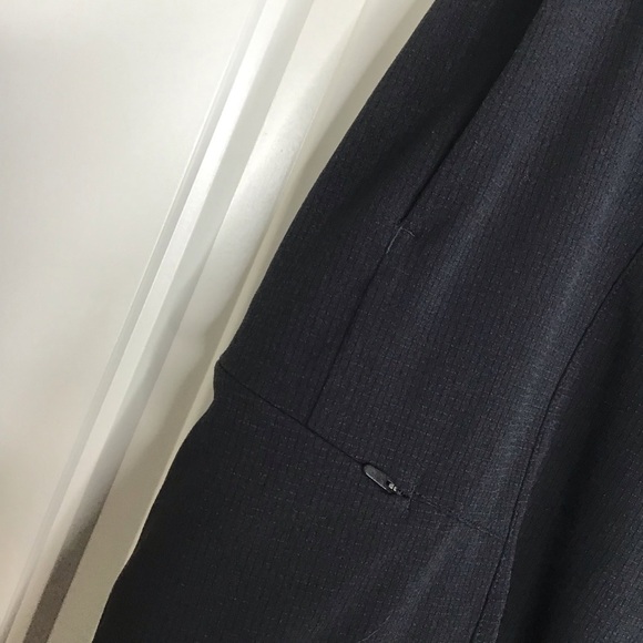 Lululemon Ventlight Cargo Mid Rise Crop in Black Size 8. - Picture 5 of 11